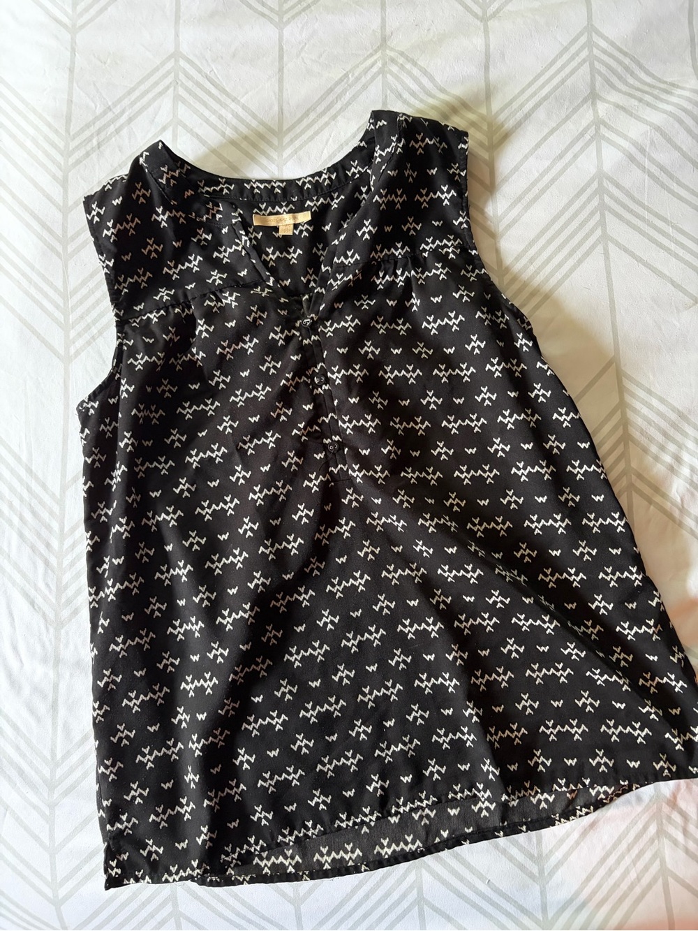Skies Are Blue Black Sleeveless Printed Blouse